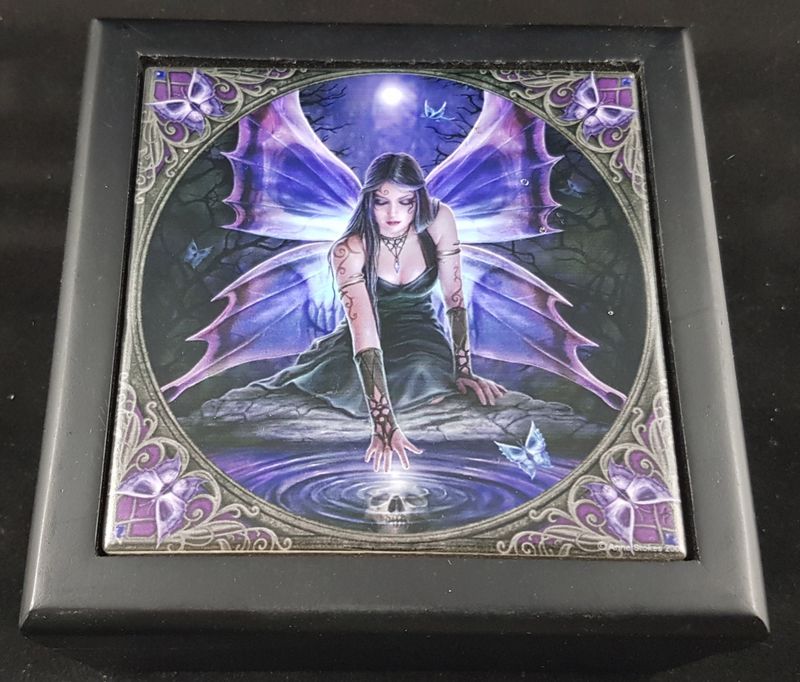 Eske - Anne Stokes box 13x13cm