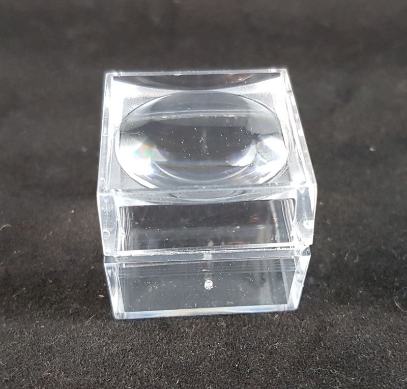 Plasteske 25x25x25mm med forstørrelsesglass